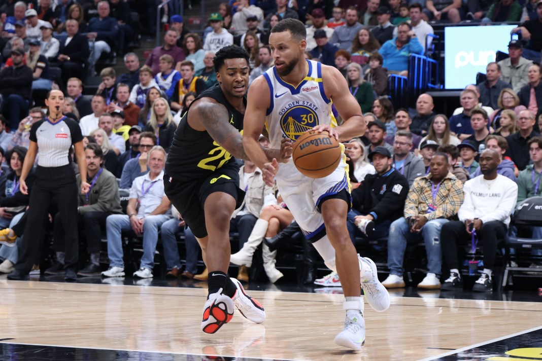 Golden State Warriors guard Stephen Curry (30) drives to the basket against Utah Jazz forward Brice Sensabaugh (28)