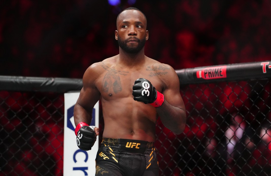Leon Edwards (red gloves) fights Colby Covington (blue gloves) during UFC 296 at T-Mobile Arena in Las Vegas, Nevada, on December 16, 2023.
