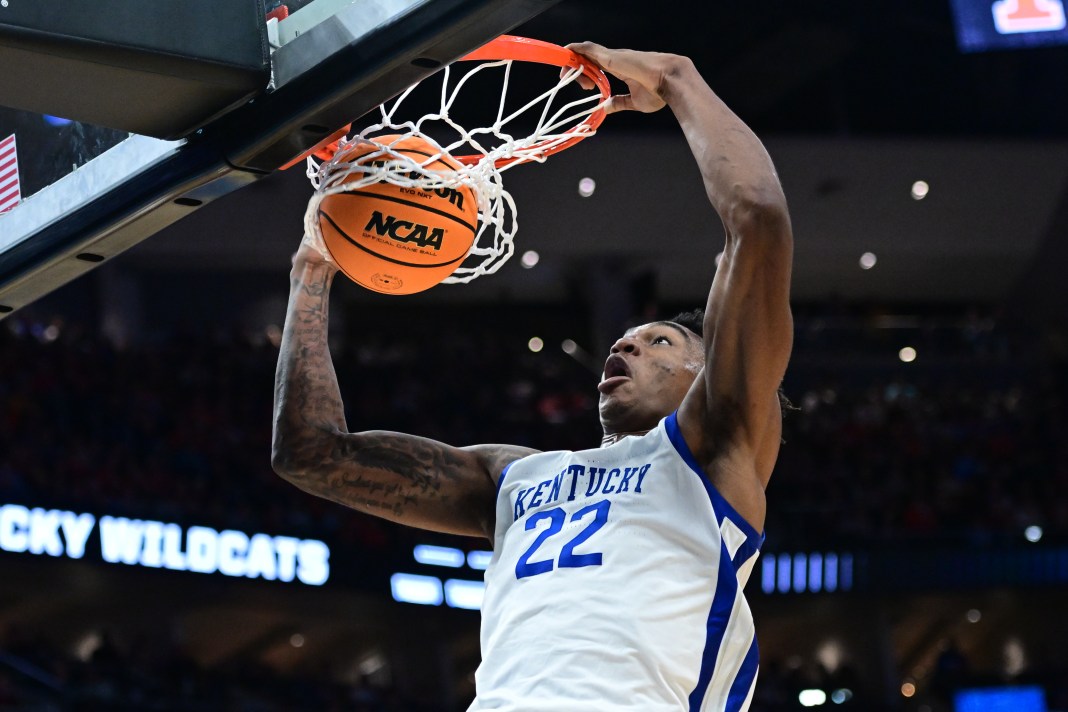 Kentucky Wildcats center Amari Williams (22) dunks the ball against the Illinois Fighting Illini during the second half of the second-round NCAA Tournament game at Fiserv Forum in Milwaukee, WI, on March 23, 2025.